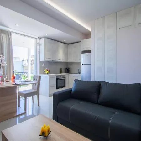 Modern Roof Apartment *